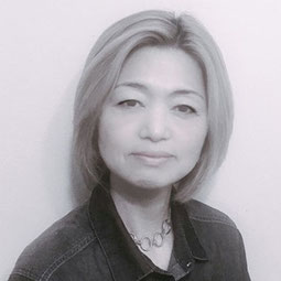 オーランドで活躍する日本人美容師サヨミさんのプロフィール写真。東京・ロンドン・アメリカでライセンスを取得し、30年以上の経験を活かしてカット、パーマ、日本のストレートパーマ、ブレンドカット、アップスタイルまで幅広く対応