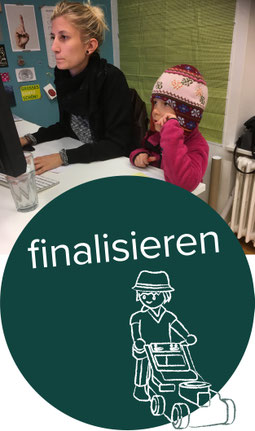 Kind und Designerin beim Finalisieren der Spielmatte