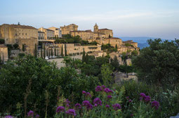 La Bastide des Gordes mit Dorf im Hintergrund