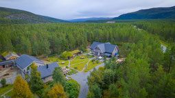 Trast & Trine Luftbild vom Anwesen umgeben von Wald
