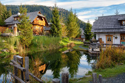 Almdorf Seinerzeit Hütten am Teich