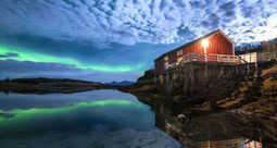 Polarlichter über der Villa Haugen in Nordnorwegen