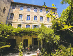 Garten und Haus des Les Jardins de Baracane B&B in Avignon