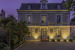 Le Pavillon des Lys am Abend von außen