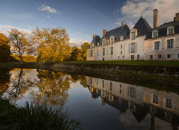 Chateau des Grotteaux spiegelt sich im Fluss