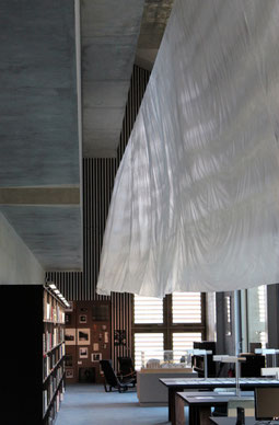 Installation monumentale de Laurent Valera  dans la grande salle de lecture des Archives de Bordeaux Métropole