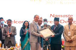 Der Premier Minister von Nepal, Pushpa Kamal Dahal, überreicht Dr. Picha den "Dhanvantari Award for outstanding contributions to the field of Ayurveda"