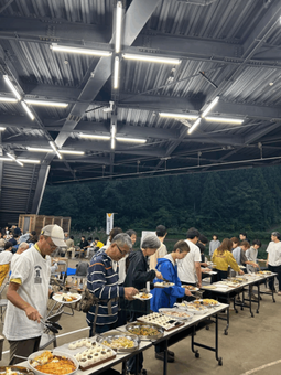 温泉で汗を流した後の交流会