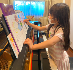 未就学児のピアノを弾く生徒さん