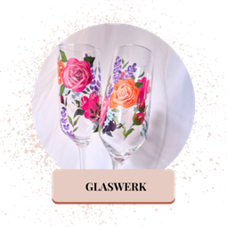 Opfluffen tafelstyling bruiloft met gedecoreerde, beschilderde chanpagneglazen.