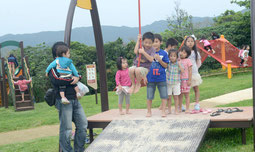 リニューアルオープンした子供広場。天気に負けず、子どもたちは元気いっぱい=バンナ公園