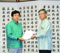 鶴保沖縄担当相に要望書を手渡す翁長知事=9日午前、県庁