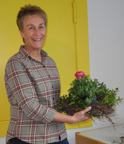 Spaß beim "Nestbau" Osterdeko LFV Lübeck