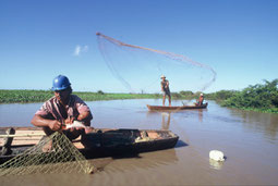 Indigene Fischer im Amazonas