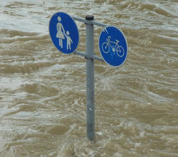Hochwasser - Blockhaus, Bauen, Holzhäuser, Hausbau, Wohnhaus, Immobilie, Einfamilienhaus, Grundstück, Eigenheim, Bau, Baustelle