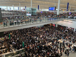 香港、空港占拠と報じられたが、実は追いやられて、空港に避難したという