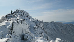 雪をまとった羊蹄山山頂