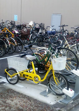 駐輪場に停められた三輪自転車