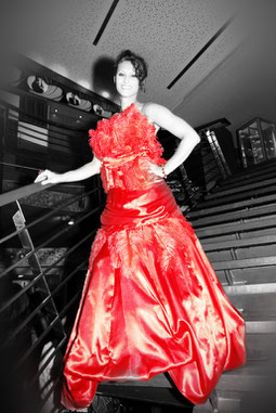 Red and beautiful: Model Katharina in einem Kleid von Claudia Scholl COUTURE [Foto: Stephanie Ragati]