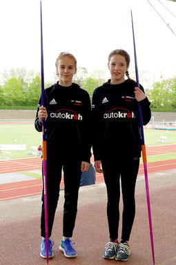 Zum ersten Mal gingen die beiden Athletinnen im Speerwurf in den Wettkampf – und überzeugten: Viviane Herrmann (re.) sicherte sich Platz 1, Aaliyah Keller kam auf Platz 3.