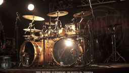   Schlagzeug auf einer Konzertbühne, Foto von www.miofoto.de,MiO Made in Oldenburg®