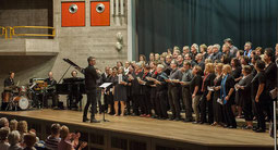 Abwechselnd leiteten die Dozenten - hier Wolfgang Zerbin - die Chorbeiträge zum Abschluss des Gospel-Workshopwochenendes in der Hückelhovener Aula. Foto: Renate Resch