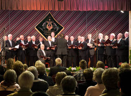 Der Männergesangverein Liedertafel Holzweiler, unterstützt von Sängern aus Erkelenz und Lövenich, bot beim Konzert unter Leitung von Gerd Faßbender ein unterhaltsames Repertoire. FOTO: Ruth Klapproth
