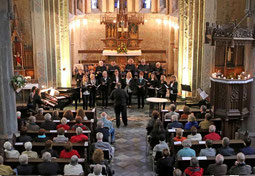 Ein aufmerksames Publikum fanden Chor und Instrumentalisten beim Sommerkonzert des Vereins Pro Musica in der alten Kirche Steinkirchen. FOTO: Jürgen Laaser