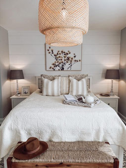 Gemütliches Schlafzimmer in hellen Tönen. Foto: Julia Evans auf Unsplash