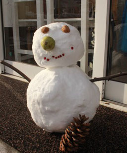 冬は、ゆめのみ保育園の玄関では雪だるまさんがお出迎え