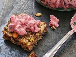 auf einer Marmorplatte liegt eine Scheibe Vollkornbrot mit schwedischer rödbetssalad 