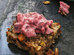 auf einer schwarzen platte liegt eine Scheibe Körnerbrot mit schwedischen rödbetssalad 