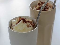 2 Becher mit EisSchokolade und Eiskaffee, in beiden Bechern steckt 1 Löffel