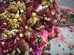 eine Masse aus Himbeeren, Creme, Mandeln und Streuseln, Porridge aus dem Ofen
