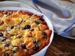 eine weiße Auflaufform mit Brotpudding