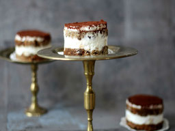 auf einem Messingständer thront ein Banana Bread Tiramisu Törtchen