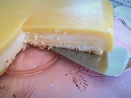 auf einer Kuchenplatte liegt ein angeschnittner Zauberkuchen