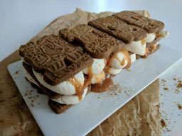 auf einer weißen Porzellanplatte liegt eine Winter Tiramisu mit Spekulatius und Toffeesauce