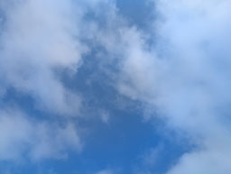 blauer Himmel mit kleinen SchäffchenWolken