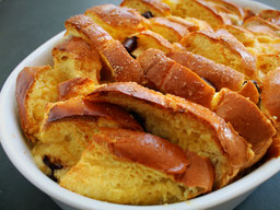 ein Ofenschlupfer aus BriocheBrot in einer weißen Auflaufform