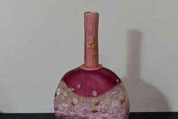 割れた花瓶に金継ぎ