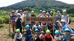 OKI UNIONの看板の前で記念写真