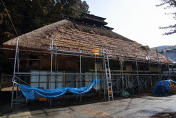茅葺屋根の差し茅作業　長木足場は破風まで②