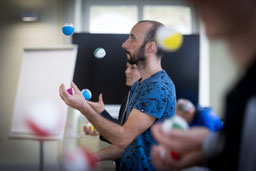 Jonglieren an Schulen. Jonglierprojekt für Schulen aus der Schweiz.
