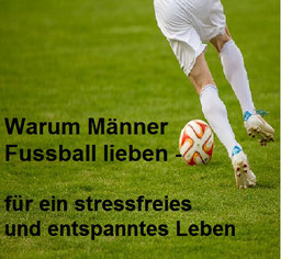 Fussballspieler kickt einen Ball auf dem Spielfeld