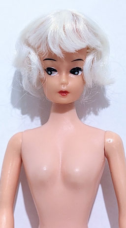 Allthough Petra is called a Barbie clone or competitor her face is clearly painted after Bild Lilli.