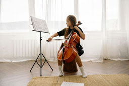 Photo d'une petite fille en train de jouer du violoncelle