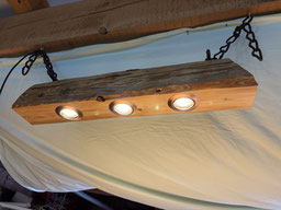 Nachhaltige Deckenlampe / Balkenlampe im Industrial-Stil mit LED-Birnen