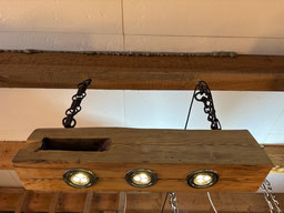 Handgefertigte Balkenlampe aus Altholz mit LED-Fassungen – Upcycling Wohnart Unikat