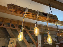 Handgefertigte Balkenlampe aus Altholzbalken mit LED-Fassungen – Upcycling Unikat
